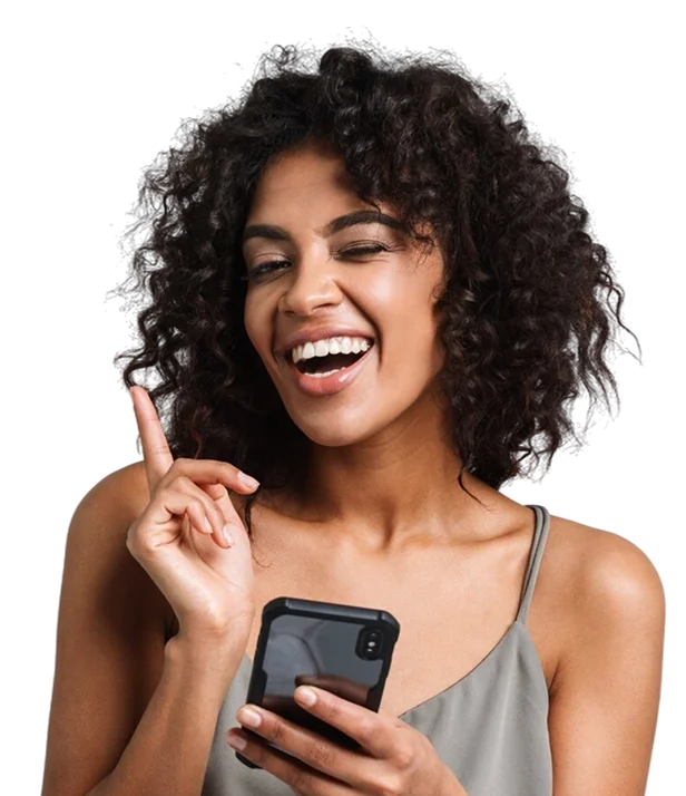 Mãe sorrindo com o celular